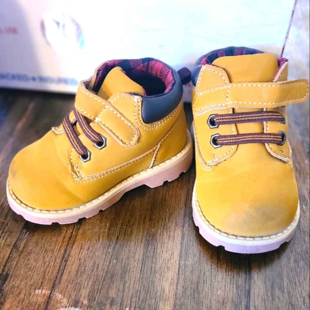 Garanimals Boy's Timberland style Boots 👢 Size 5
